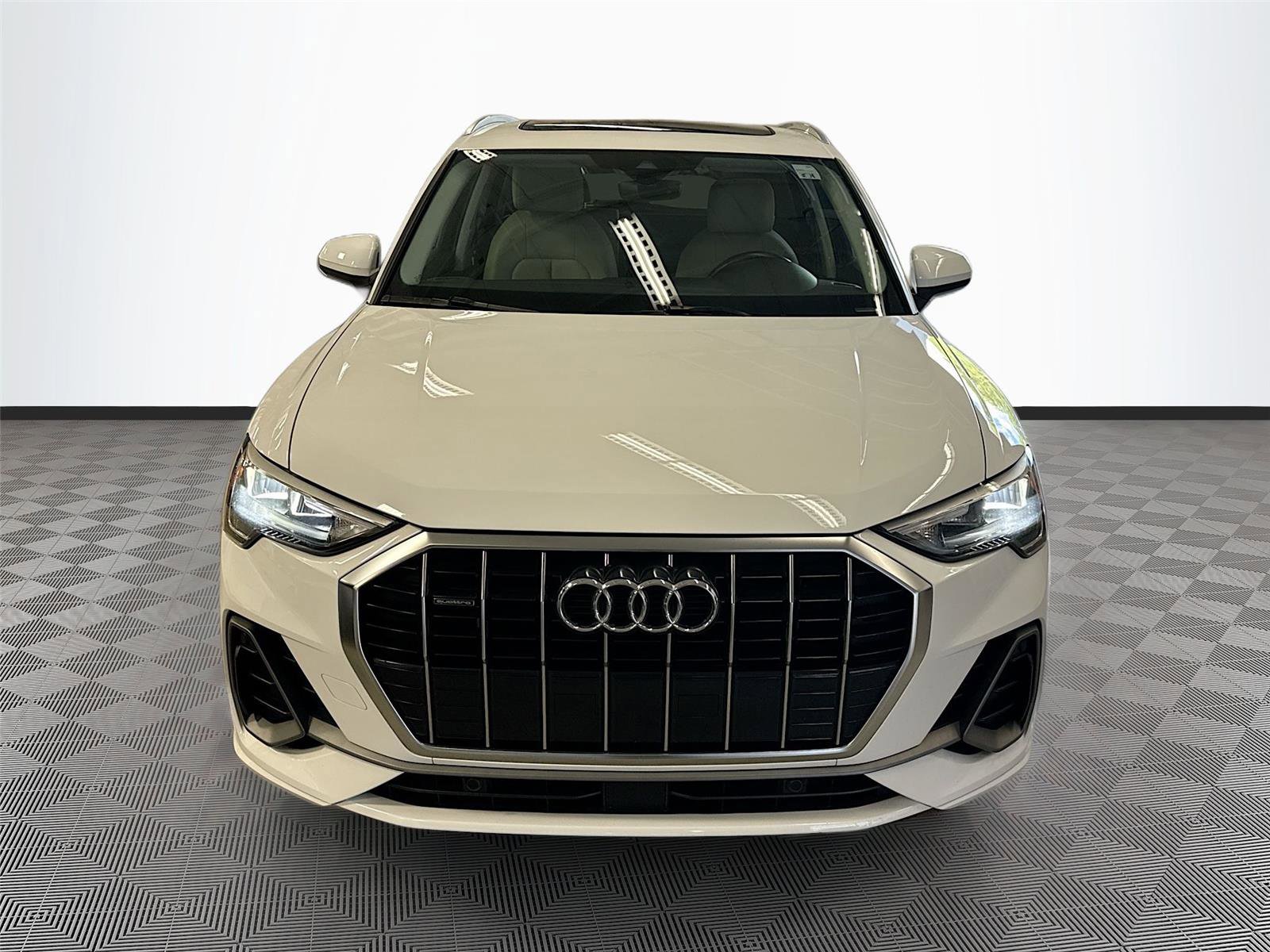 Used 2021 Audi Q3 2.0T Premium w/ Convenience Package AWD/4WD image 2
