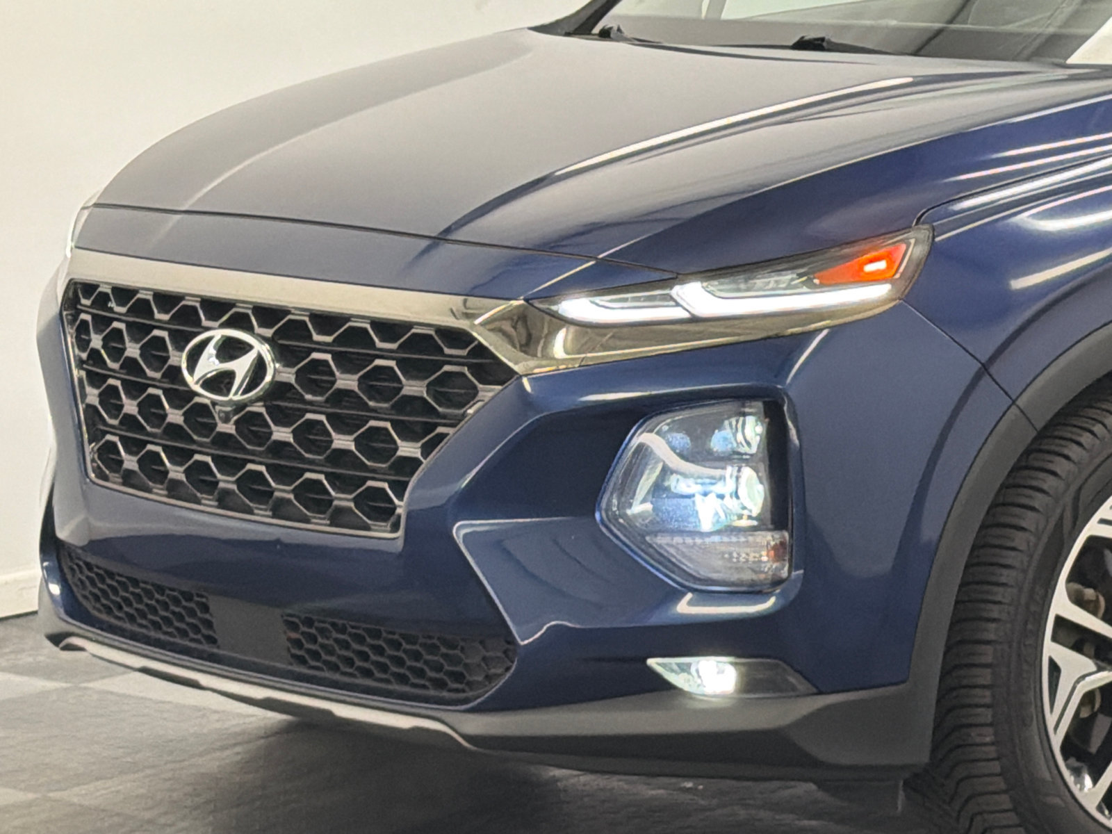 Used 2020 Hyundai Santa Fe Limited AWD/4WD image 2