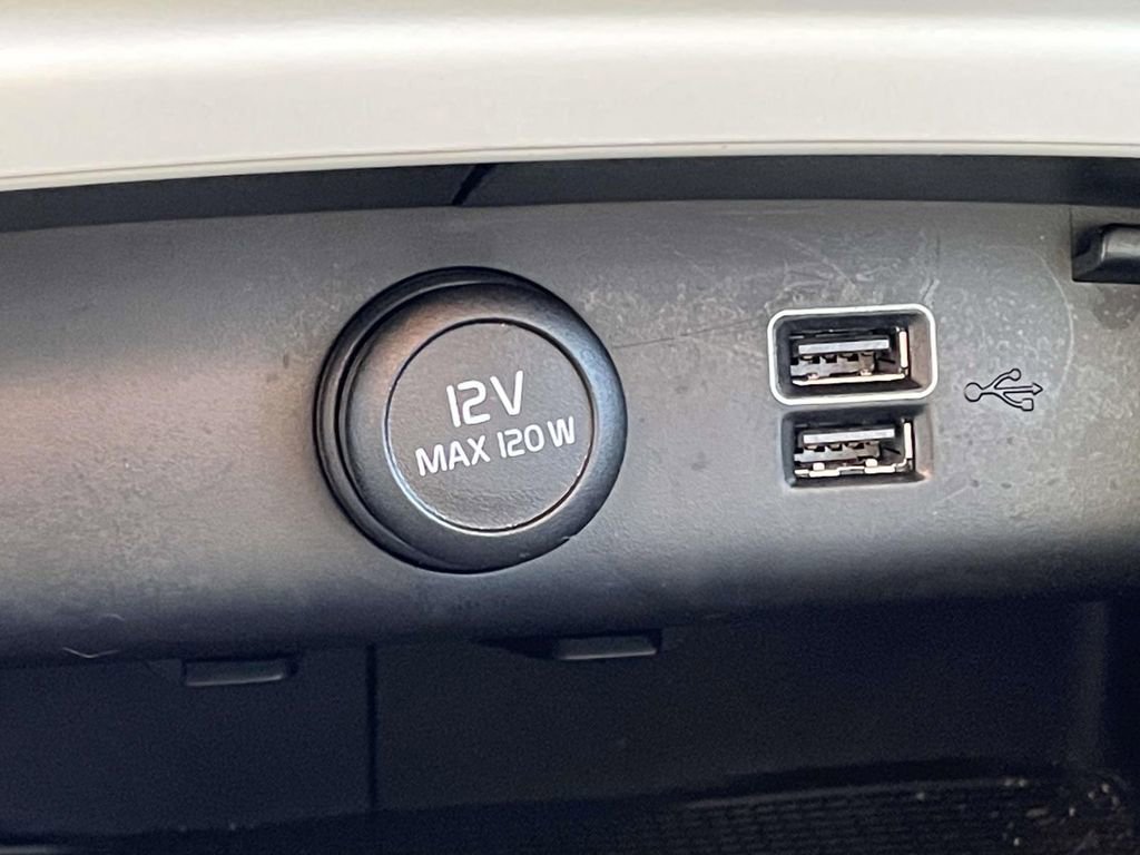 Used 2021 Volvo XC40 T5 Momentum w/ Premium Package image 20