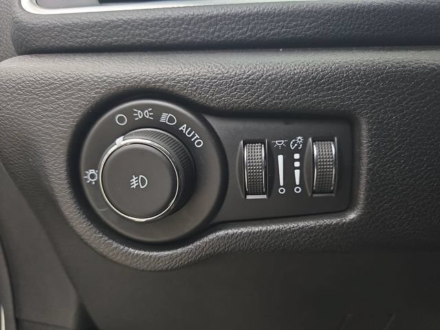 Used 2021 Chrysler Pacifica Limited w/ Uconnect Theater Family Group FWD image 38