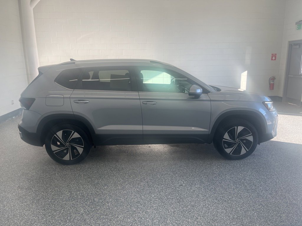 Certified 2025 Volkswagen Taos SE image 8