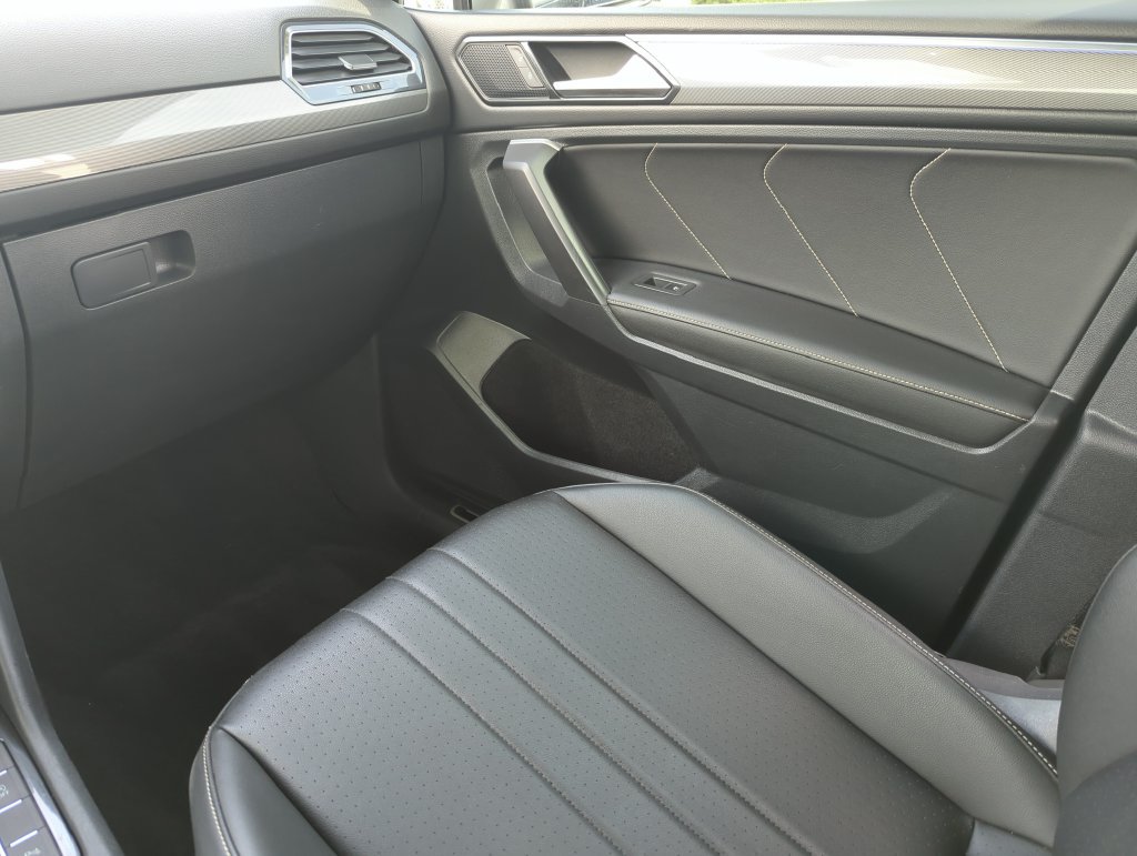 Used 2024 Volkswagen Tiguan SE R-Line FWD image 29