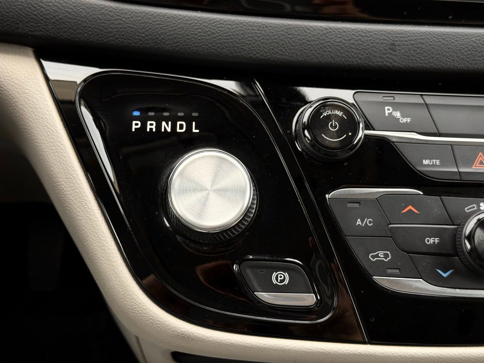 Used 2018 Chrysler Pacifica Touring Plus image 44