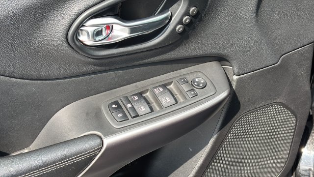 Used 2022 Jeep Cherokee Limited AWD/4WD image 19