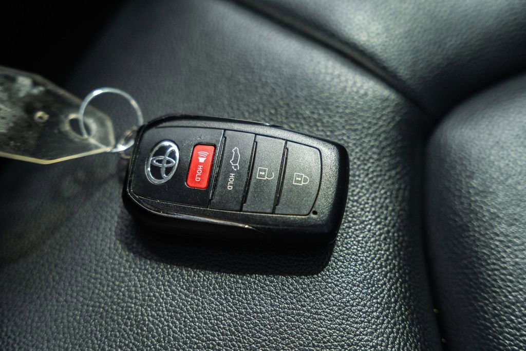 Used 2024 Toyota Highlander XLE AWD/4WD image 38
