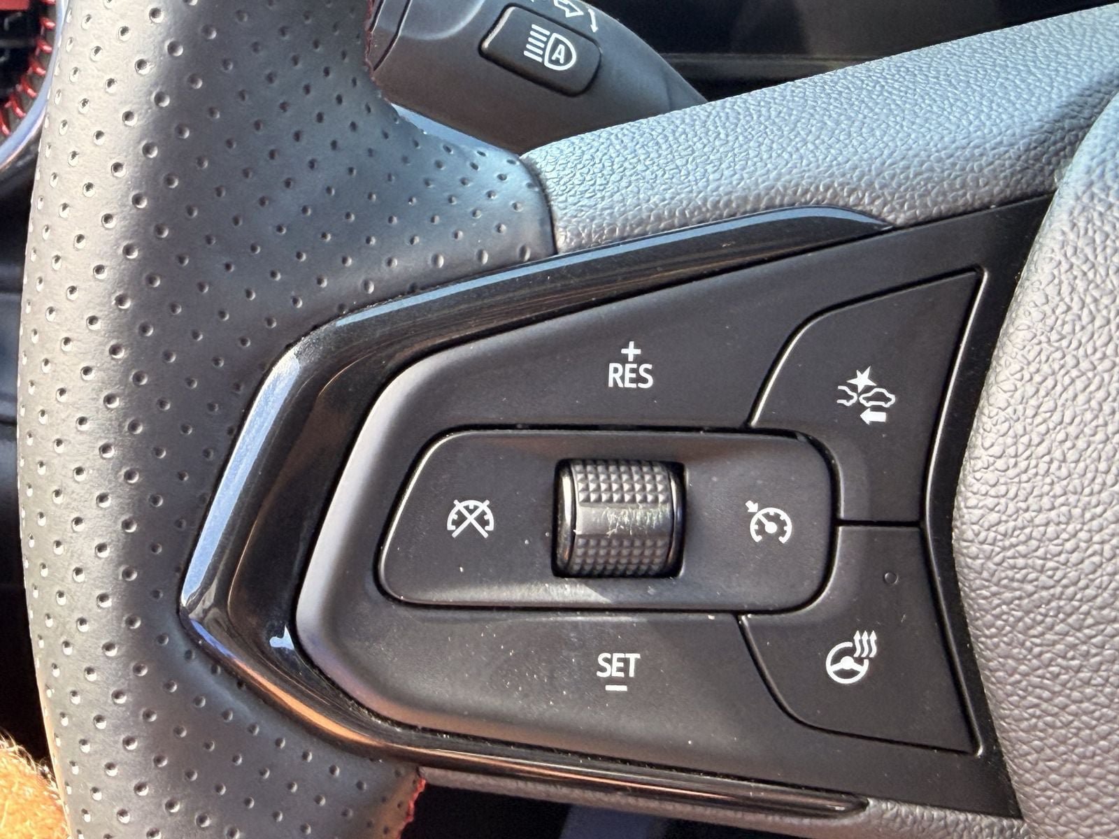 Used 2024 Chevrolet Trax RS w/ Sunroof Package FWD image 32