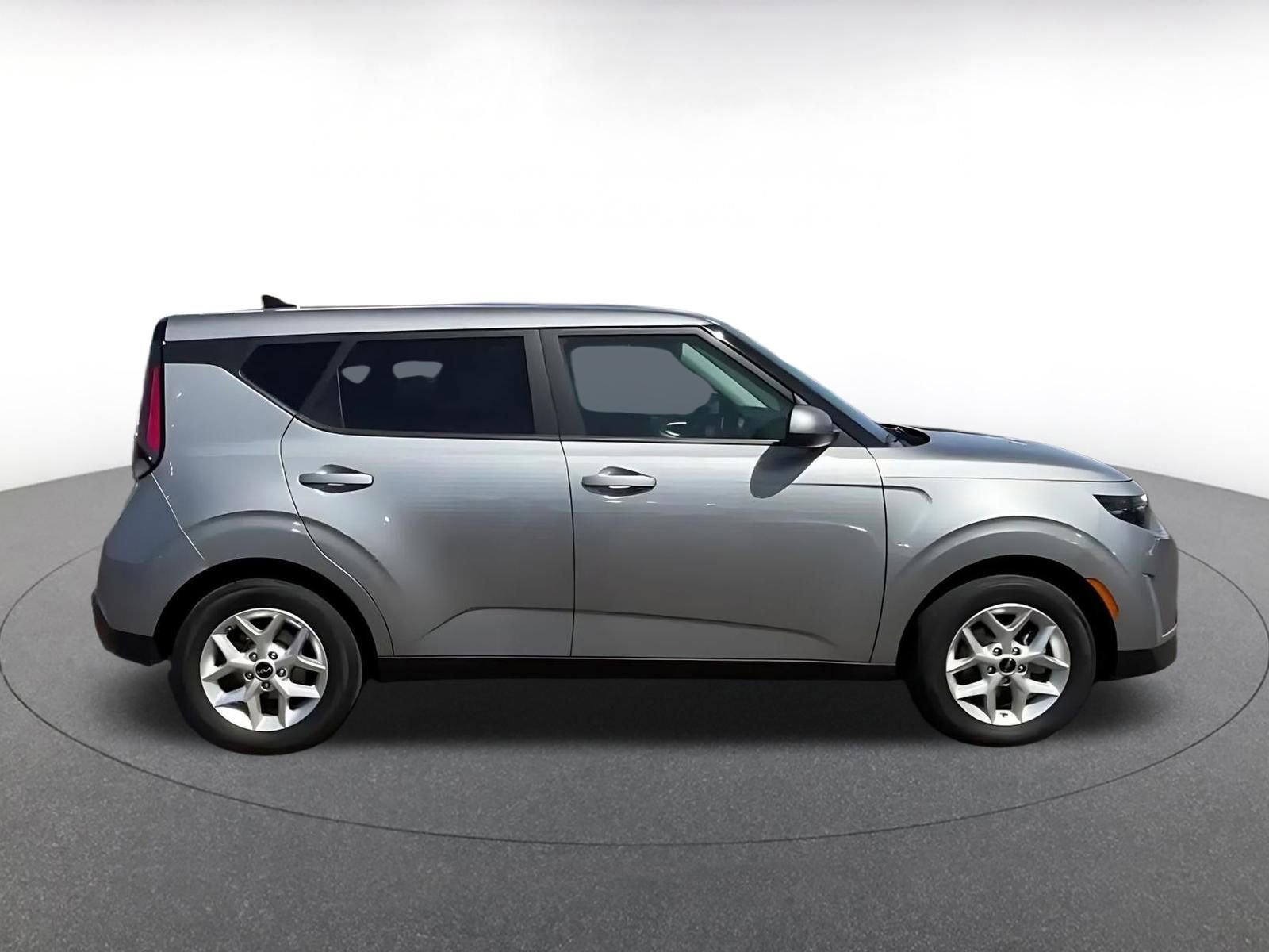 Used 2025 Kia Soul LX w/ LX Technology Package FWD image 16