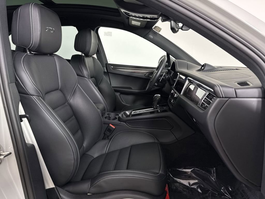 Certified 2025 Porsche Macan GTS AWD/4WD image 24