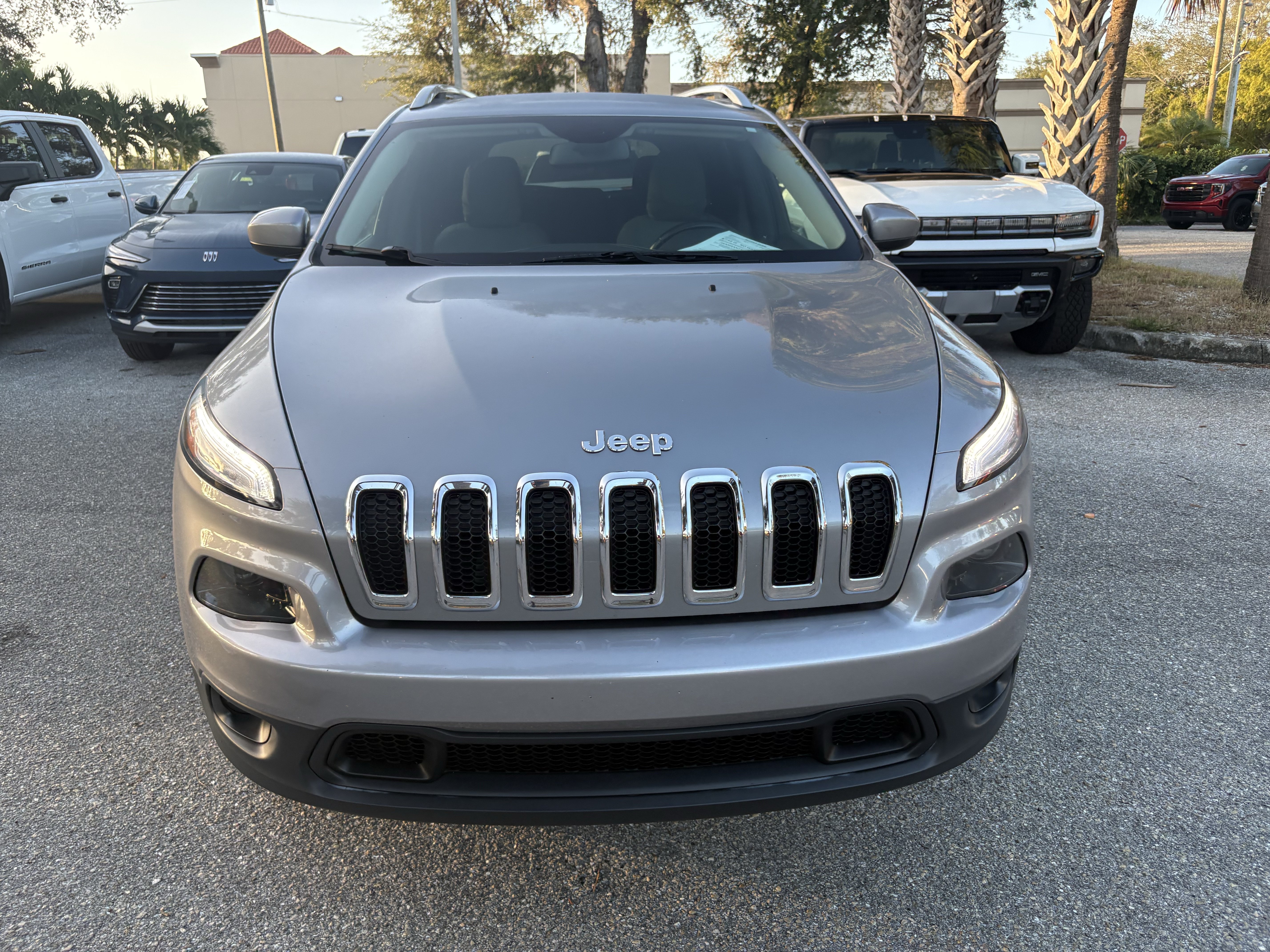 Used 2016 Jeep Cherokee Latitude w/ Comfort & Sound Group AWD/4WD image 2