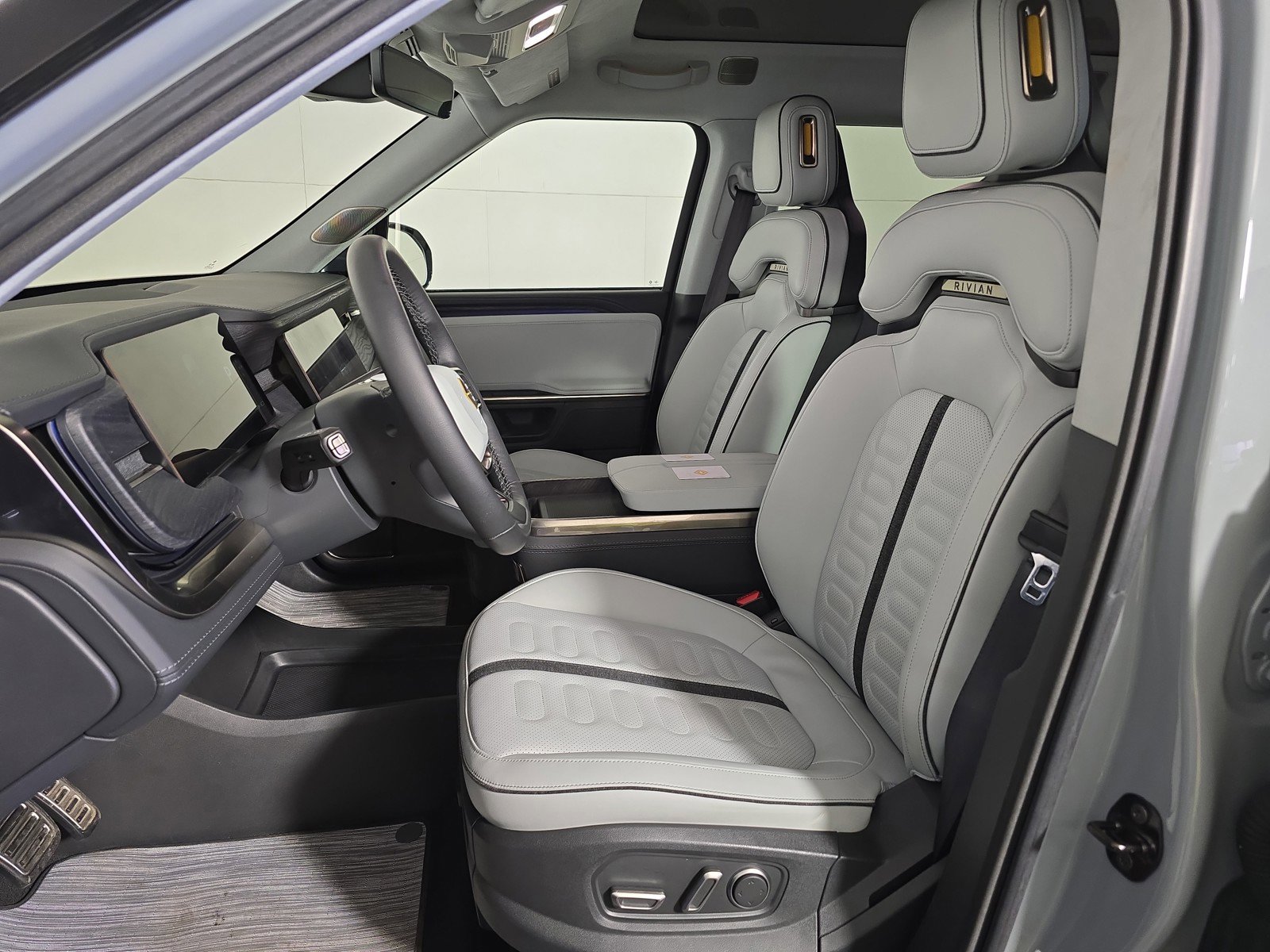 Used 2024 Rivian R1S Adventure AWD/4WD image 20
