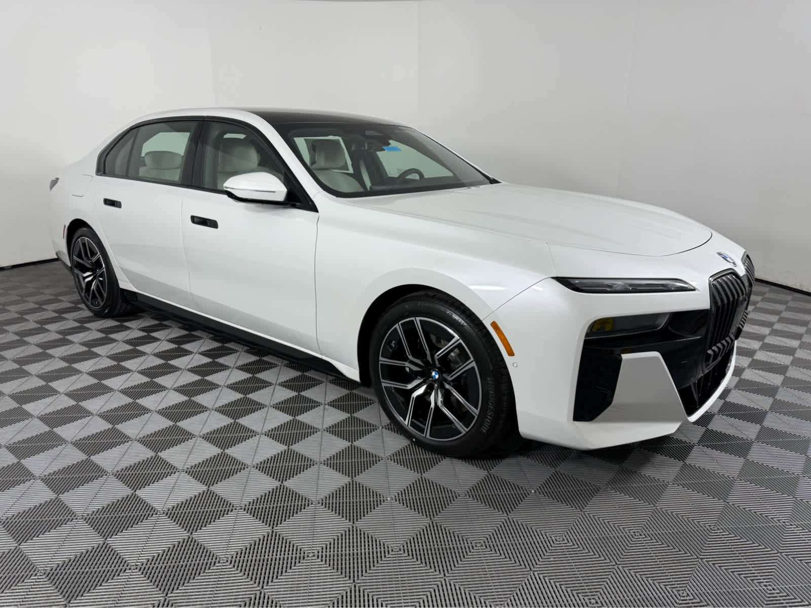 New 2026 BMW 750e xDrive w/ Executive Package image 3