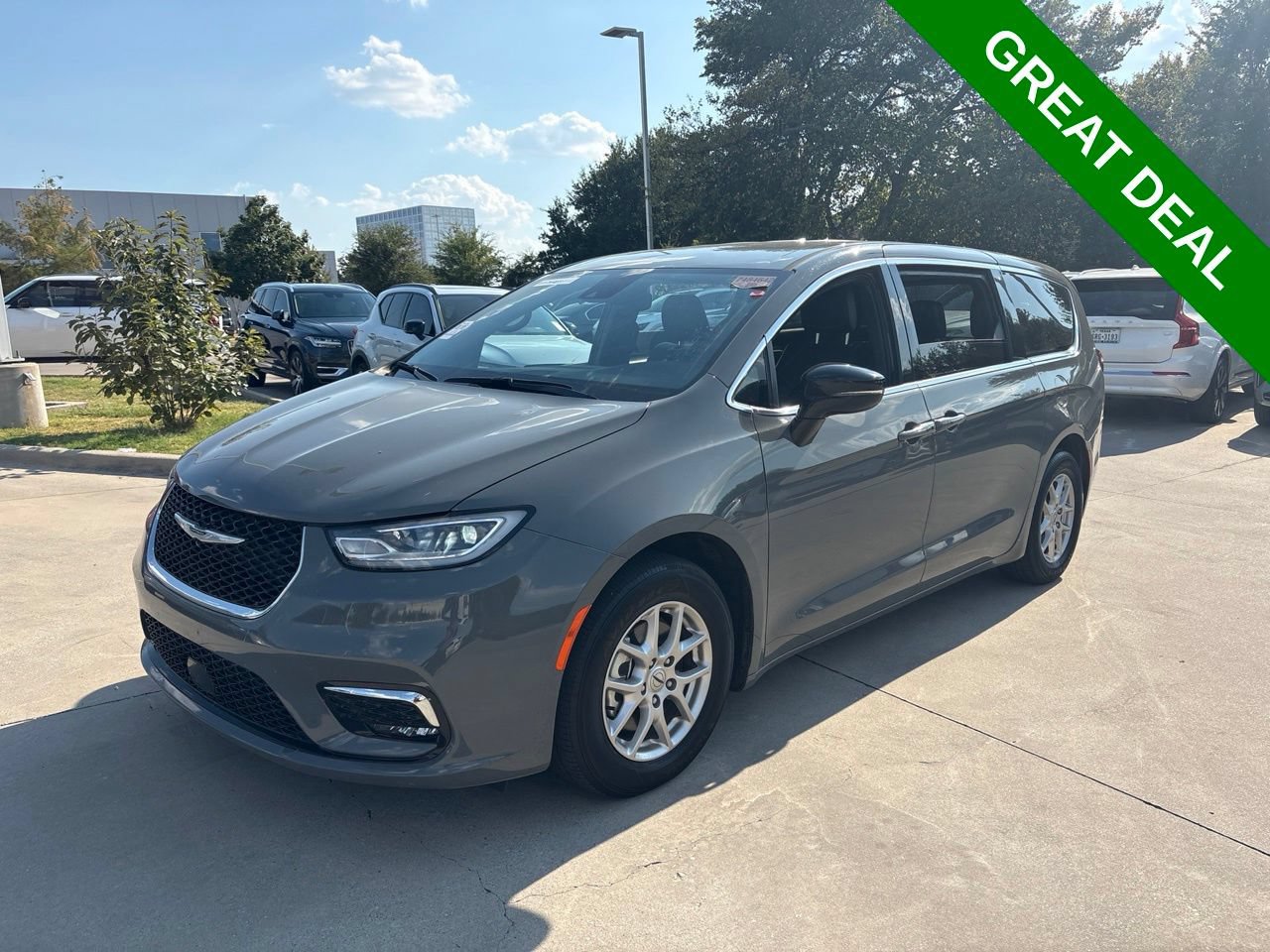 Used 2025 Chrysler Pacifica Select