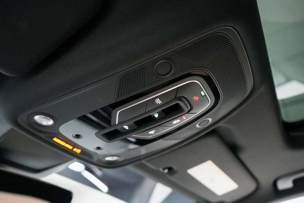 Used 2023 Audi Q8 Premium image 25