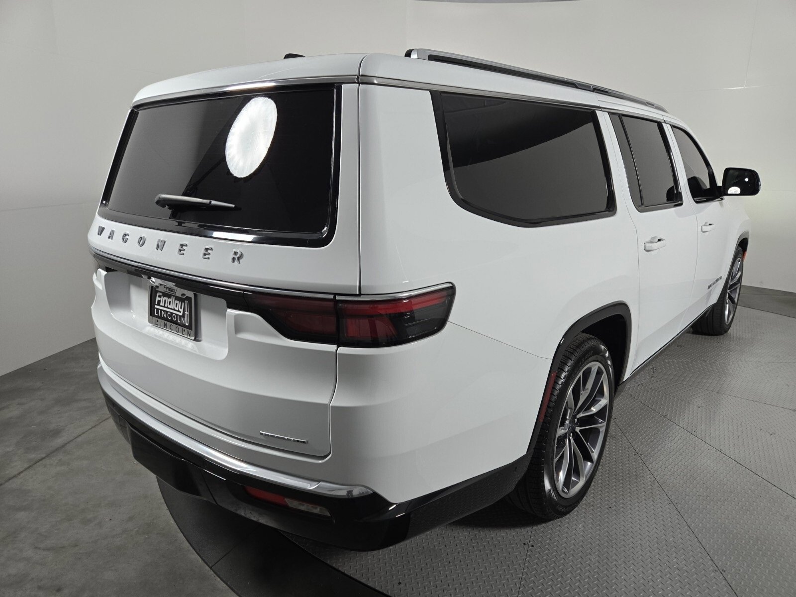 Used 2024 Jeep Wagoneer L Series III w/ Premium Group I image 4