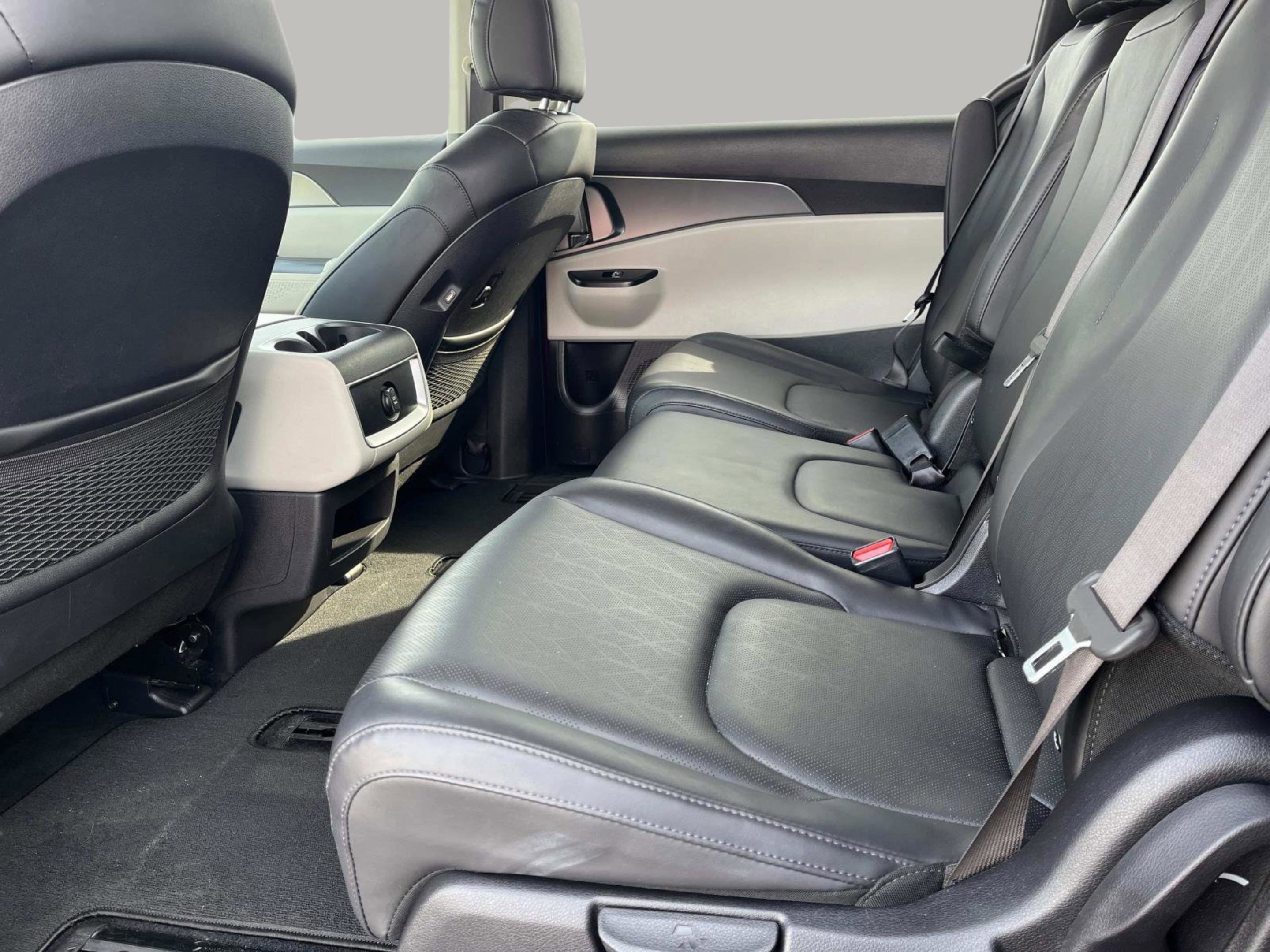 Used 2024 Kia Carnival LX image 20