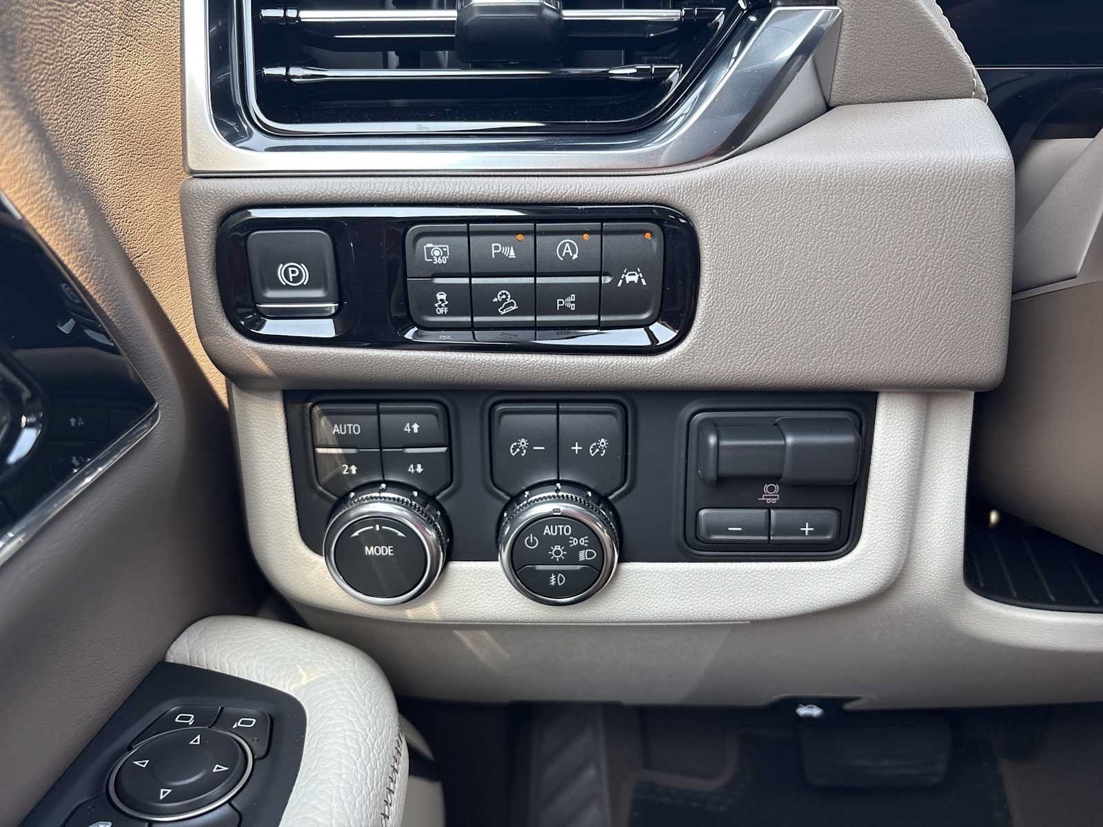 New 2026 GMC Yukon Denali w/ Denali Reserve Package AWD/4WD image 11