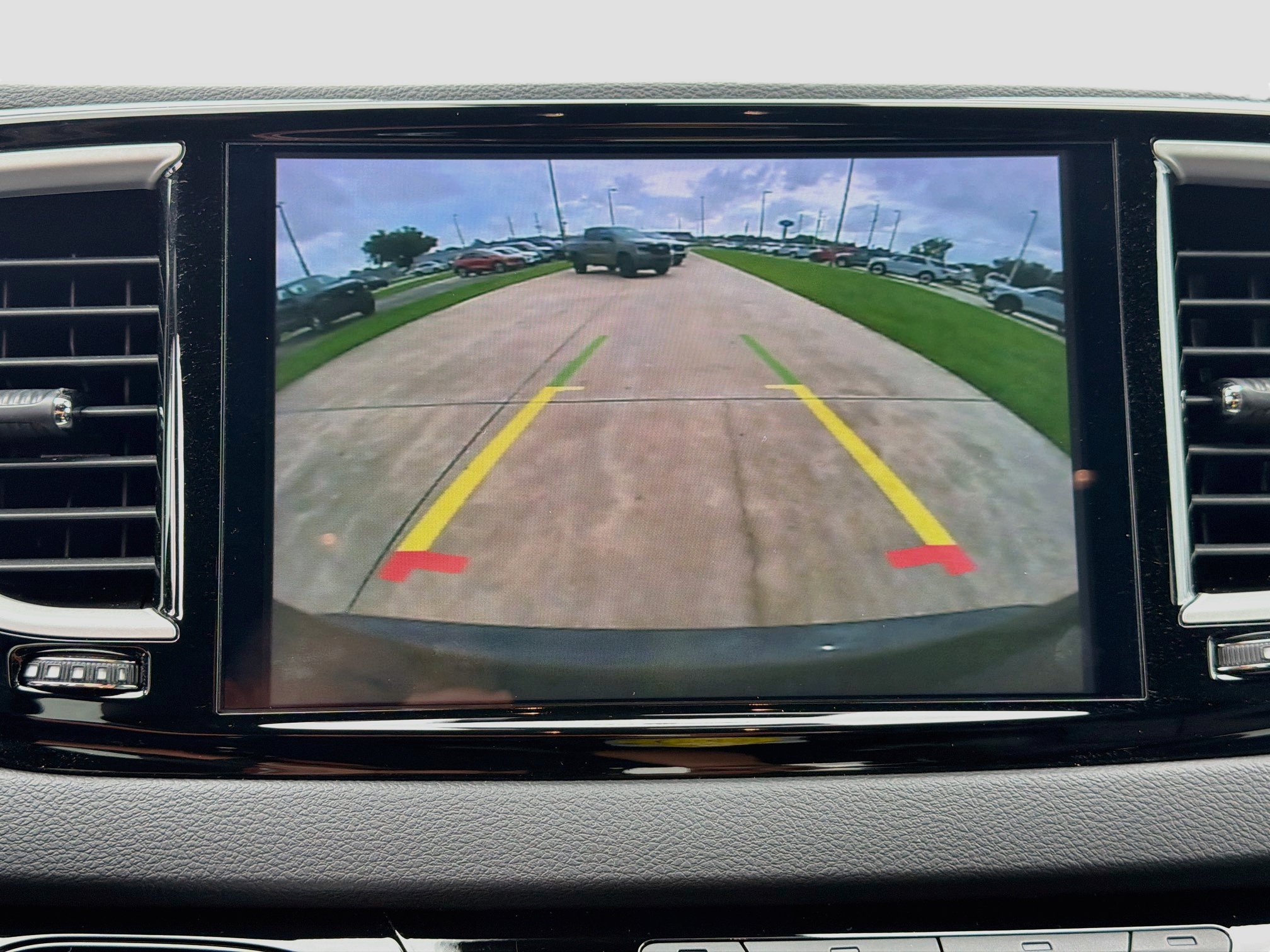 Used 2025 Chrysler Pacifica Select FWD image 13
