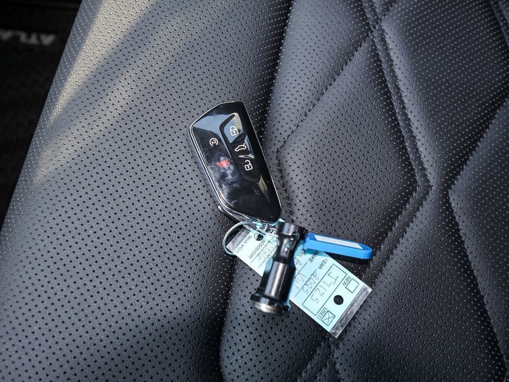 Certified 2025 Volkswagen Atlas SE w/ Black Wheel Package image 29