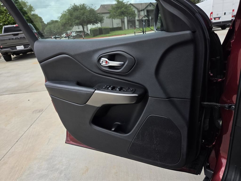 Used 2019 Jeep Cherokee Latitude w/ Popular Appearance Group FWD image 10