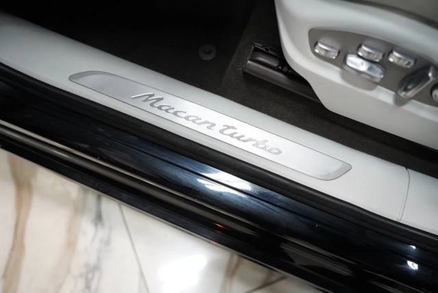 Used 2018 Porsche Macan Turbo AWD/4WD image 4