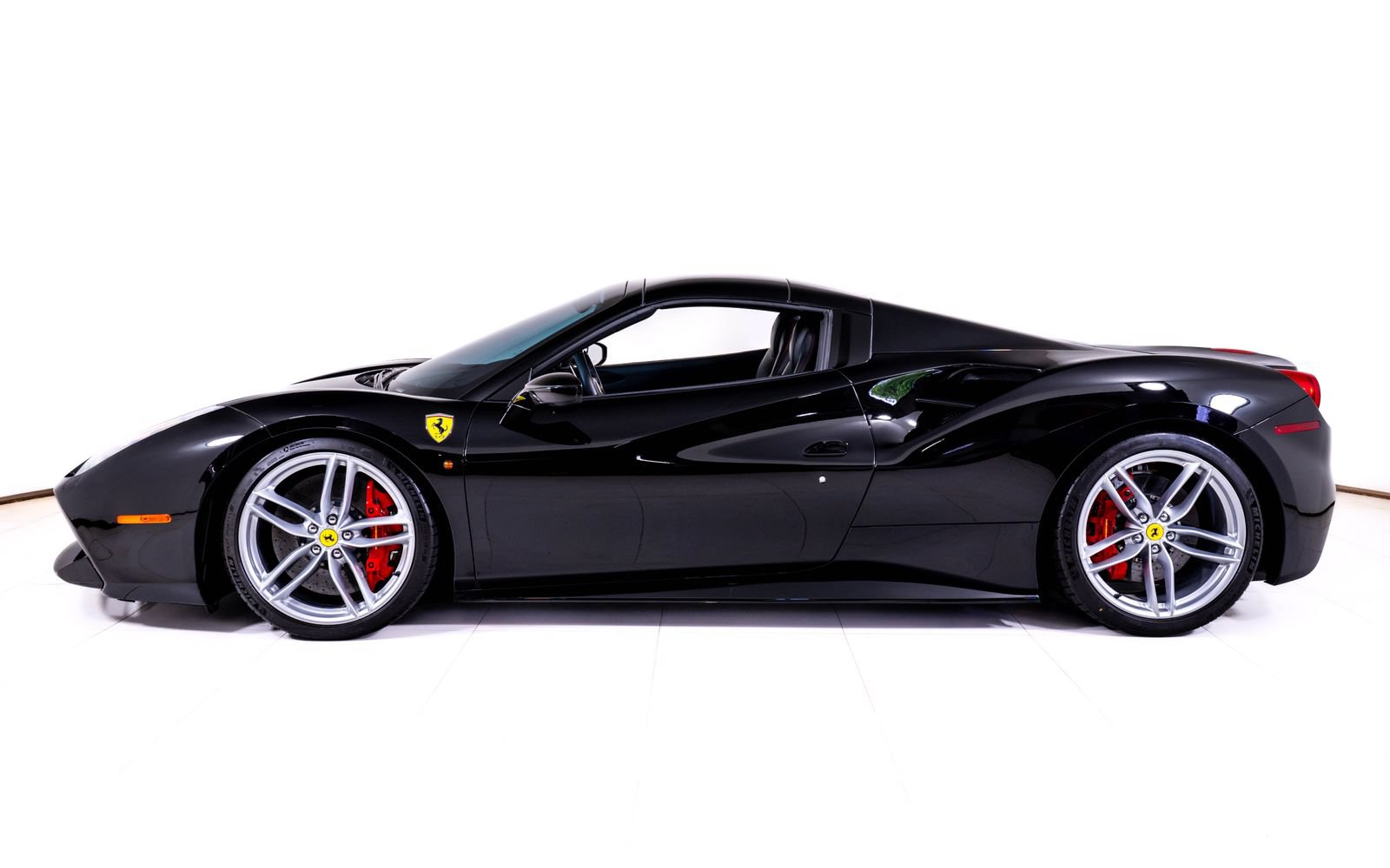 Used 2018 Ferrari 488 Spider RWD image 3