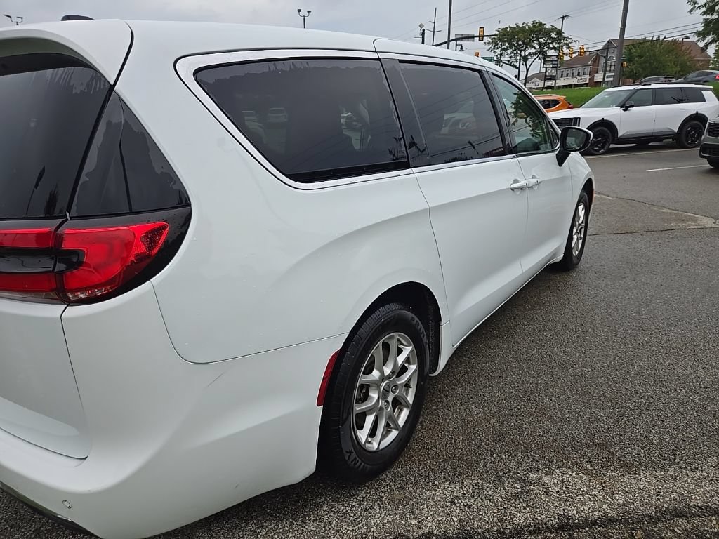 Used 2023 Chrysler Pacifica Touring-L FWD image 3