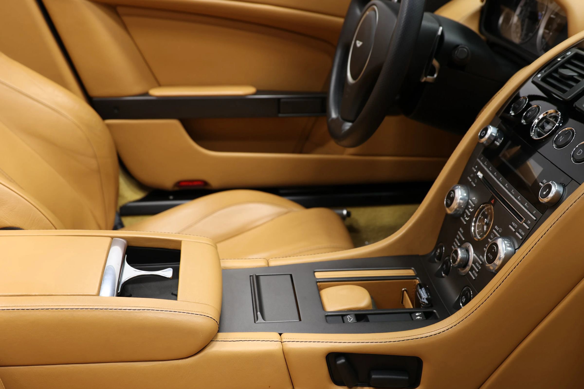 Used 2012 Aston Martin V8 Vantage Roadster image 71