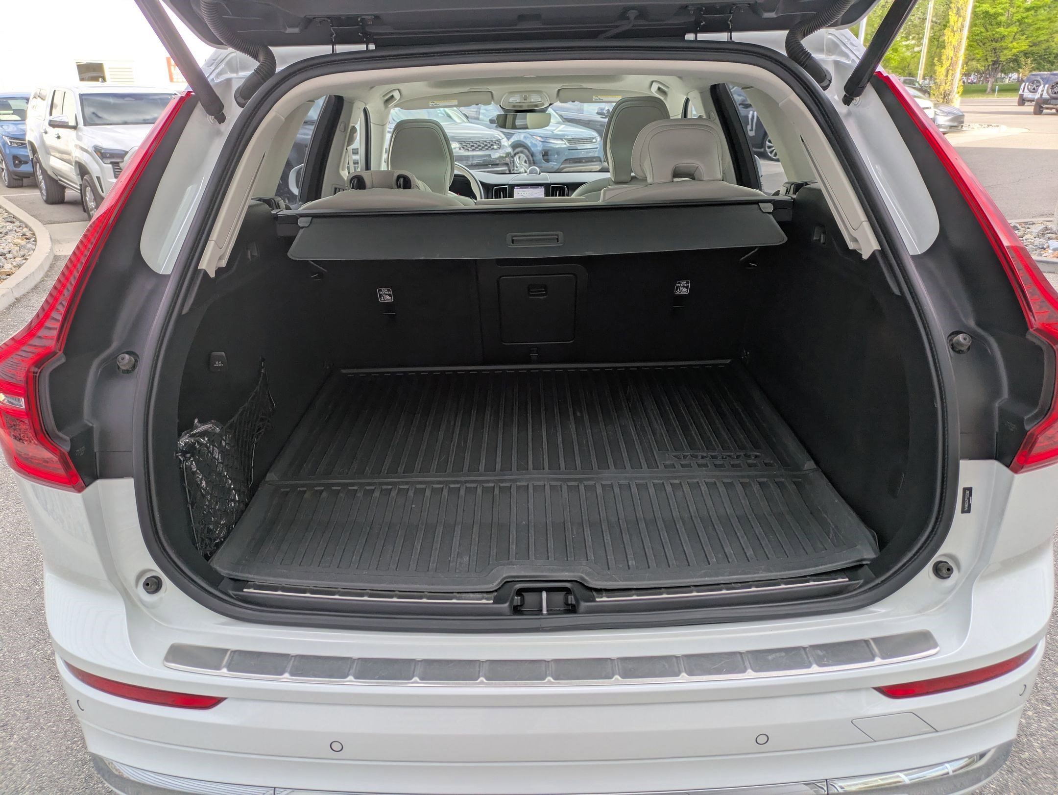 Used 2023 Volvo XC60 T8 Ultimate w/ Climate Package image 28