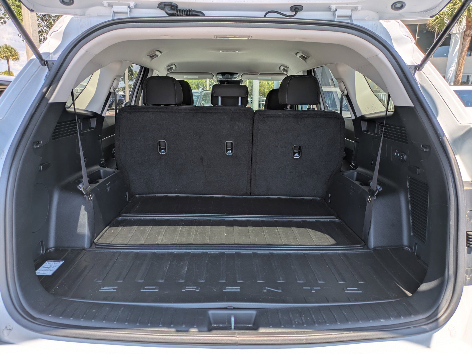Certified 2025 Kia Sorento LX FWD image 10
