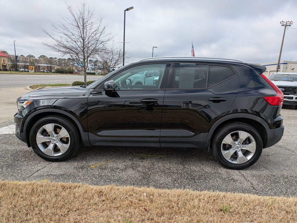 Used 2020 Volvo XC40 T4 Momentum w/ Protection Package Premier image 7