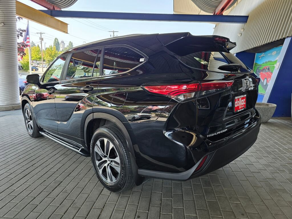 Used 2023 Toyota Highlander XLE image 3