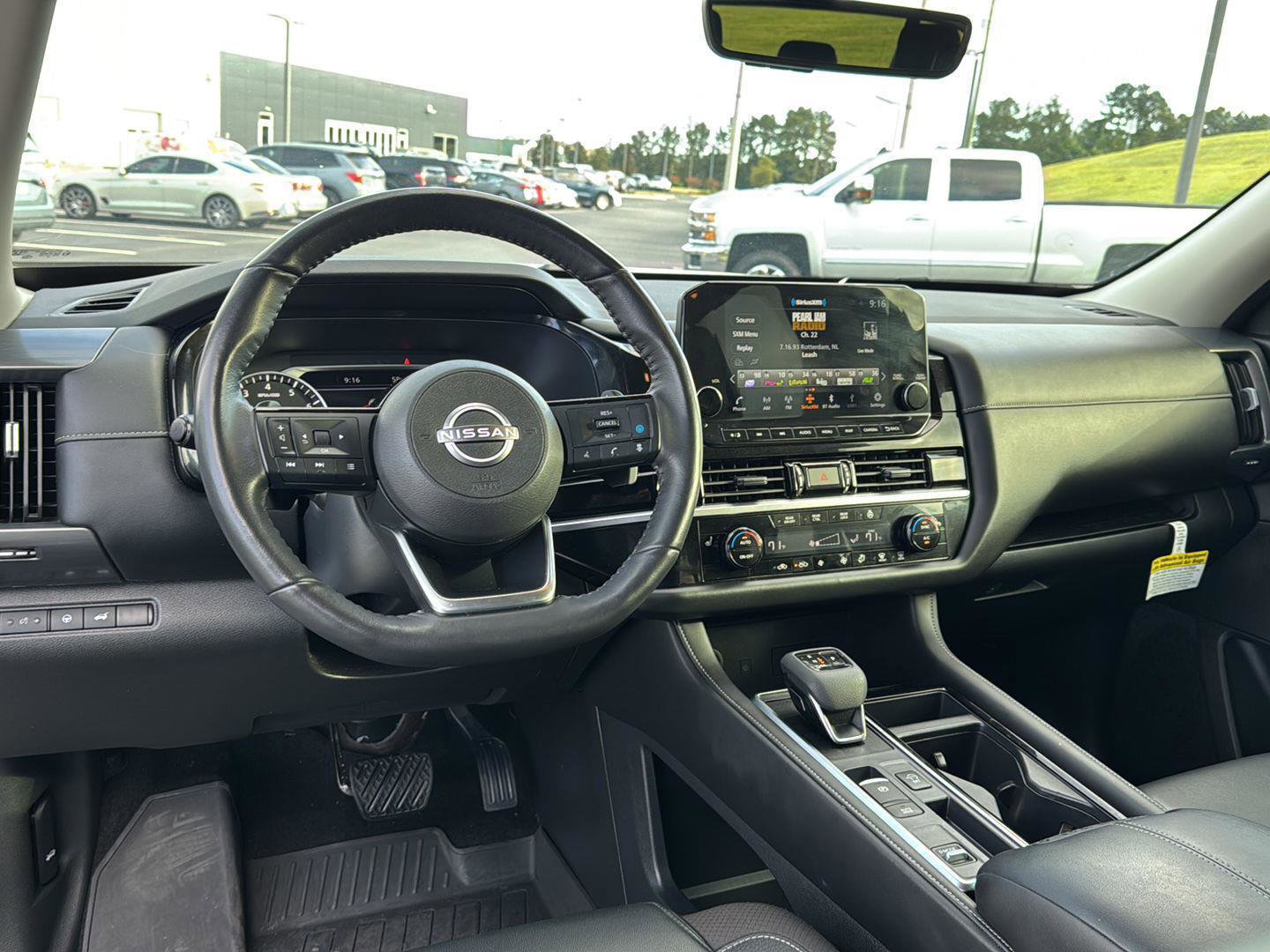 Used 2024 Nissan Pathfinder SL image 16