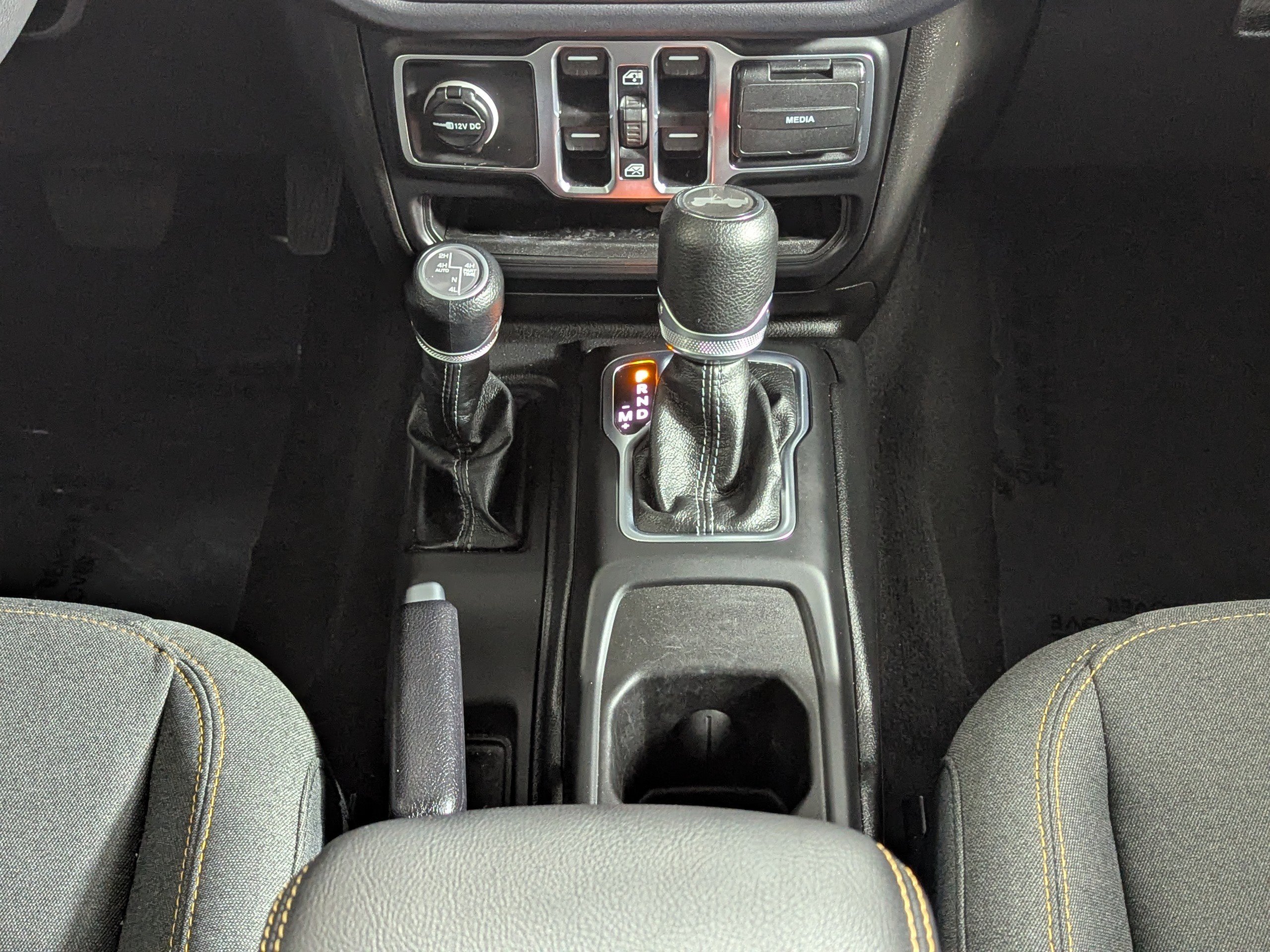 Used 2025 Jeep Wrangler Sahara AWD/4WD image 17