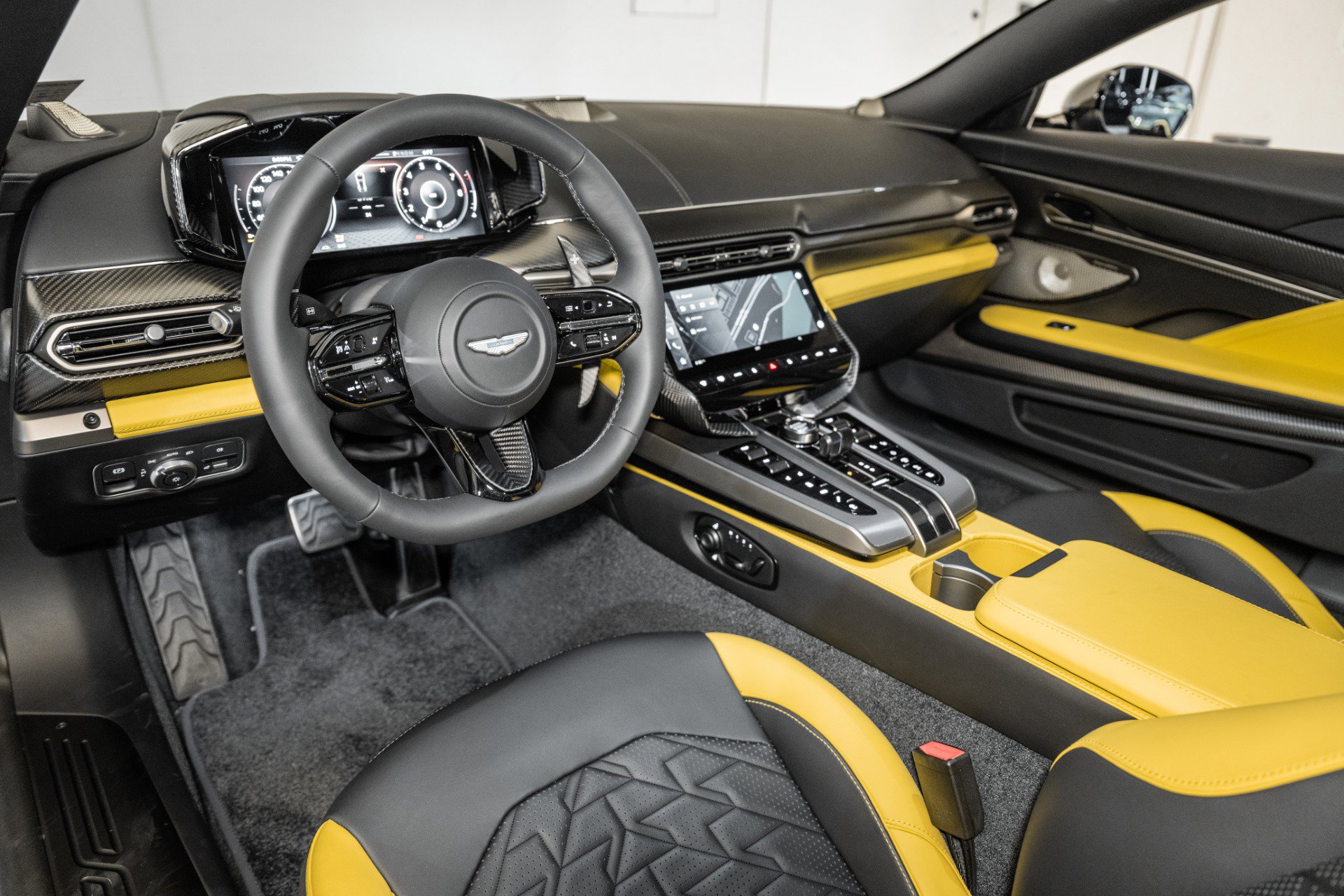 Used 2025 Aston Martin Vanquish image 3