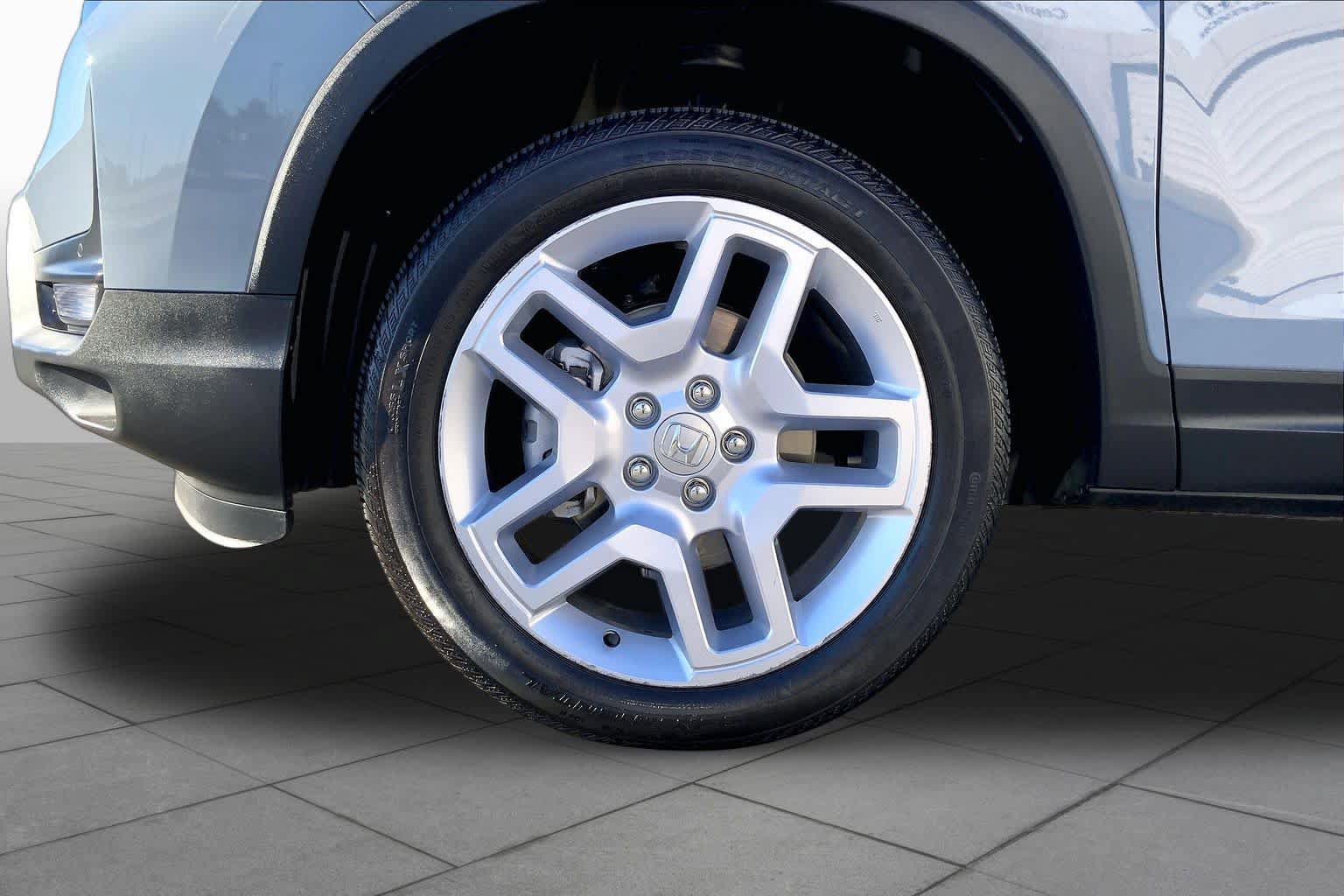 Used 2025 Honda Passport EX-L image 9