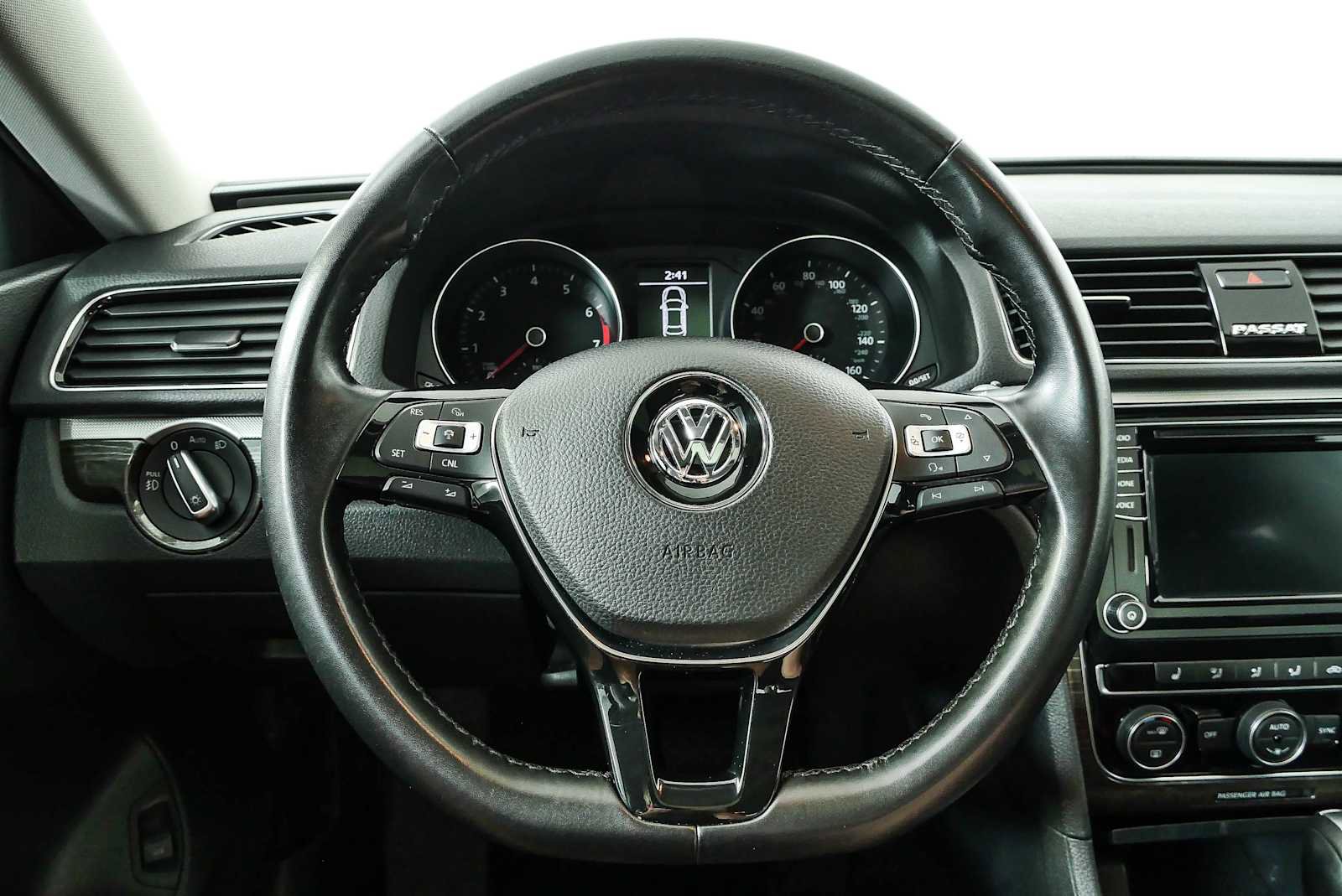 Used 2018 Volkswagen Passat 2.0T SE FWD image 9