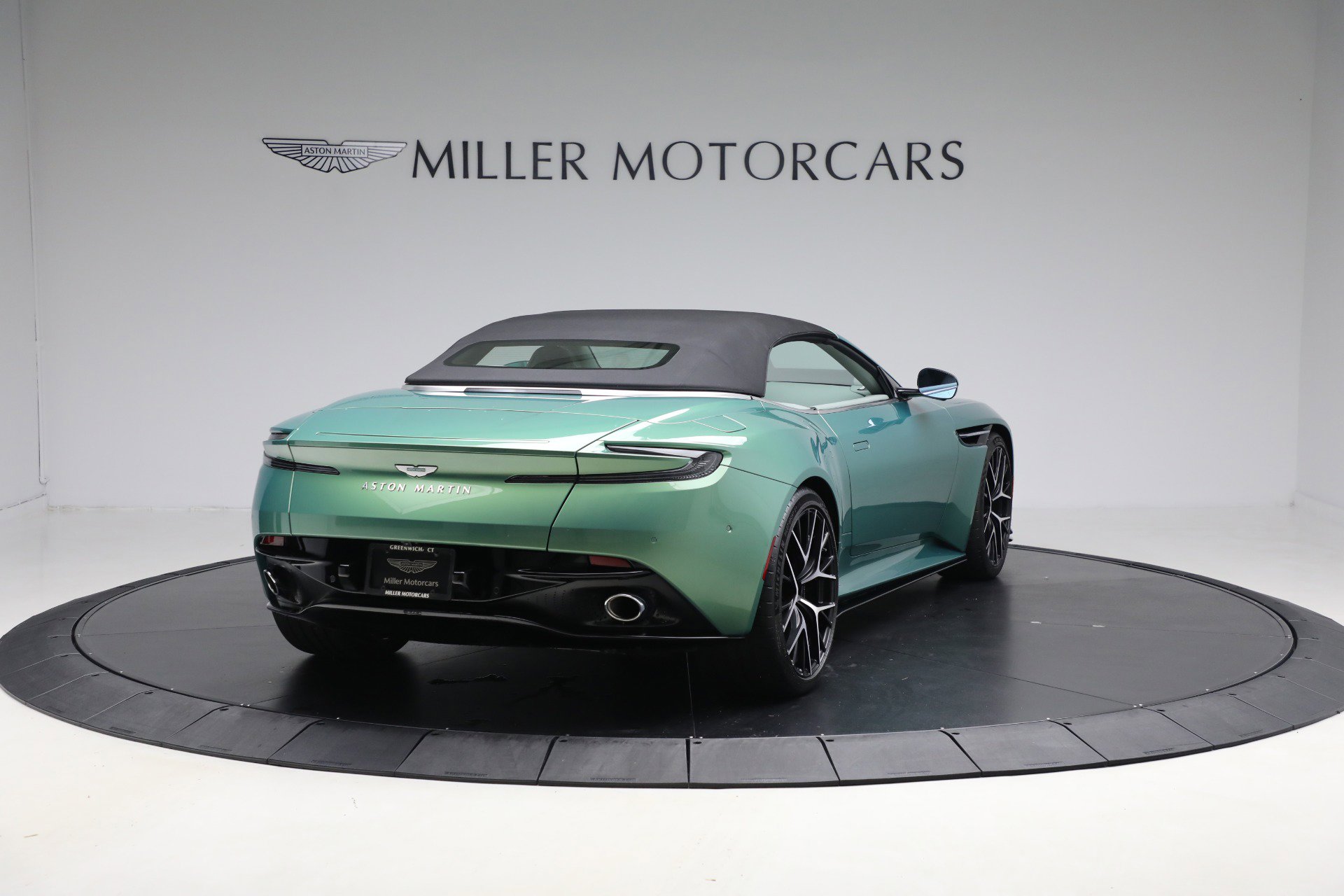 Used 2025 Aston Martin DB12 Convertible RWD image 19