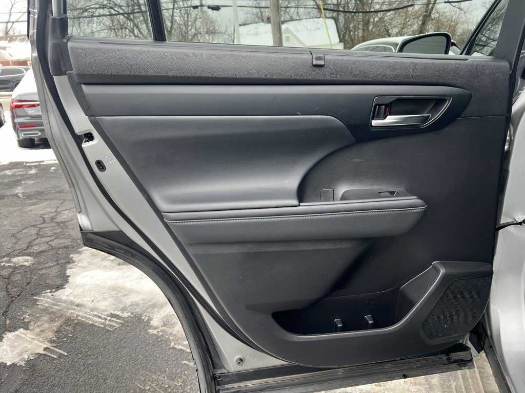 Used 2022 Toyota Highlander XLE image 18