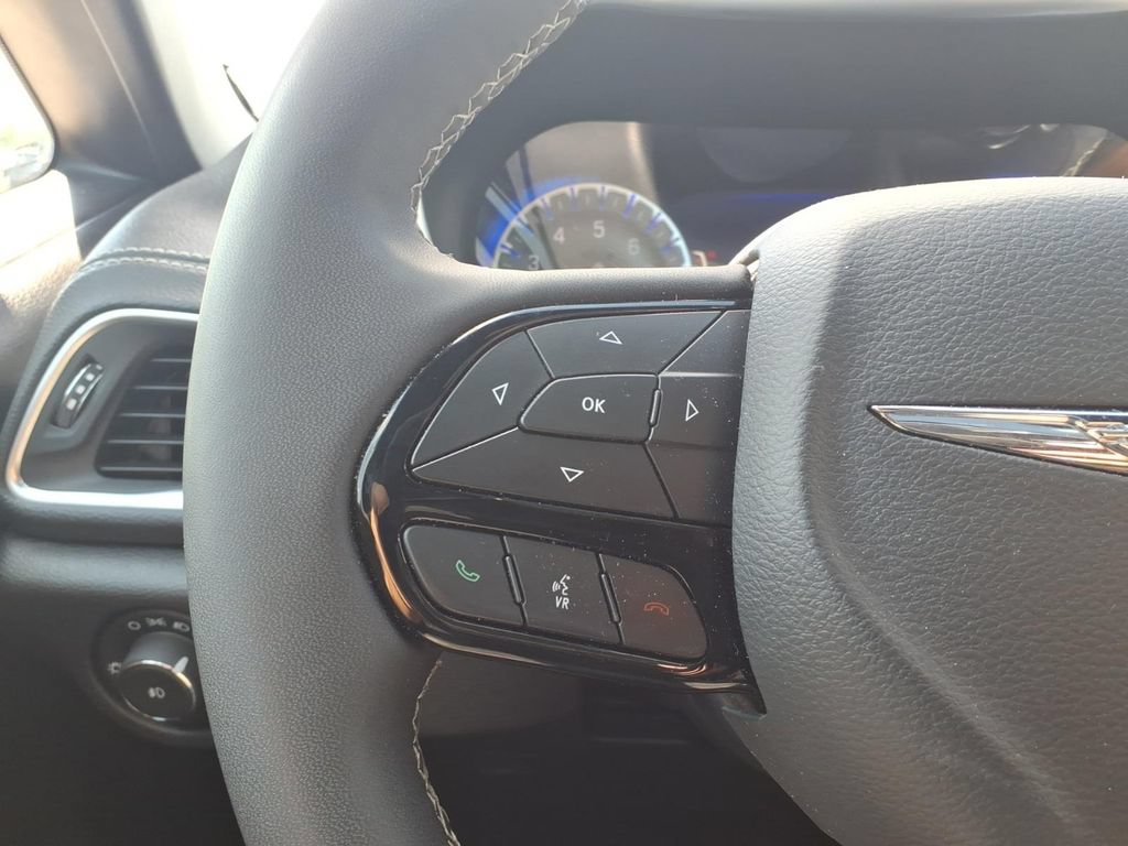 Used 2025 Chrysler Pacifica Limited FWD image 15