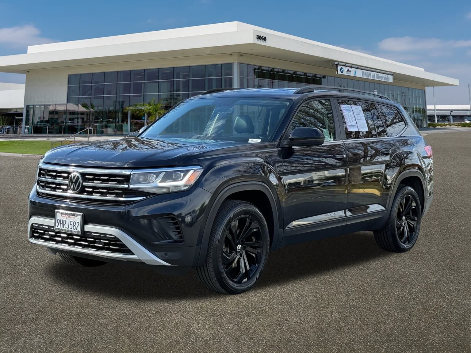 Used 2023 Volkswagen Atlas SE w/ Black Wheel Package image 5