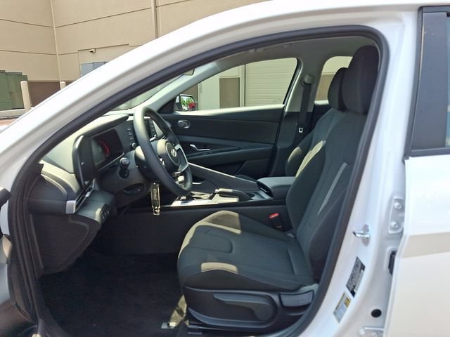 Certified 2025 Hyundai Elantra SE w/ Cargo Package FWD image 10