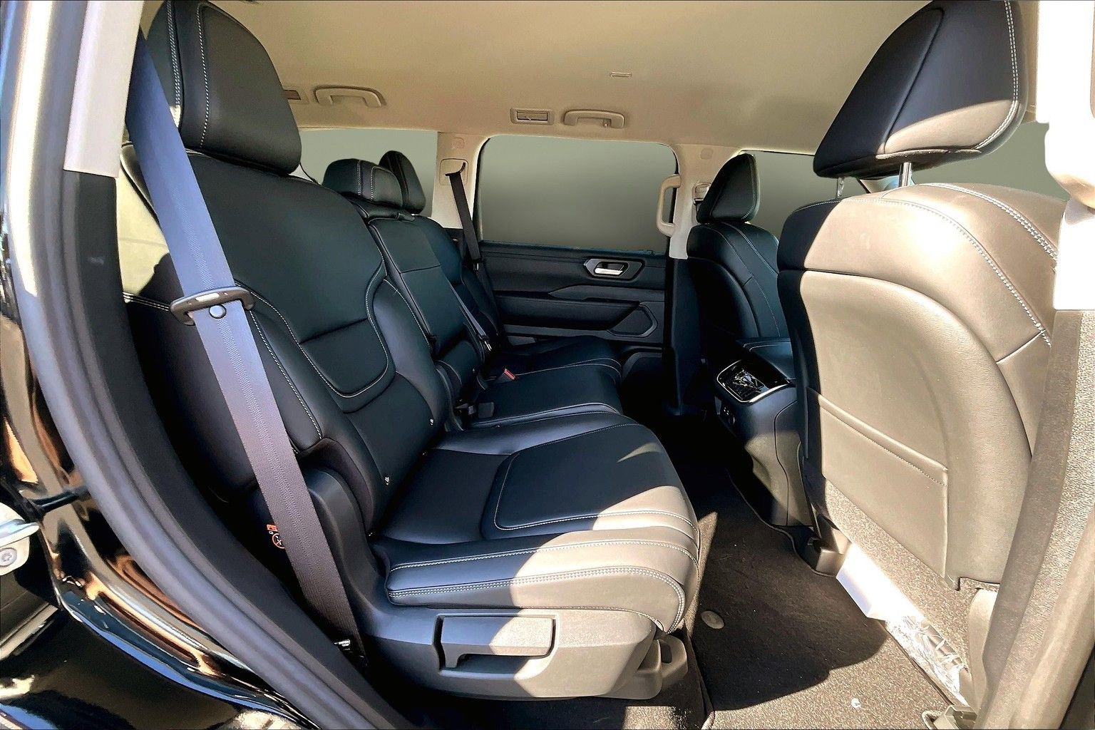 New 2025 Nissan Armada SV image 9