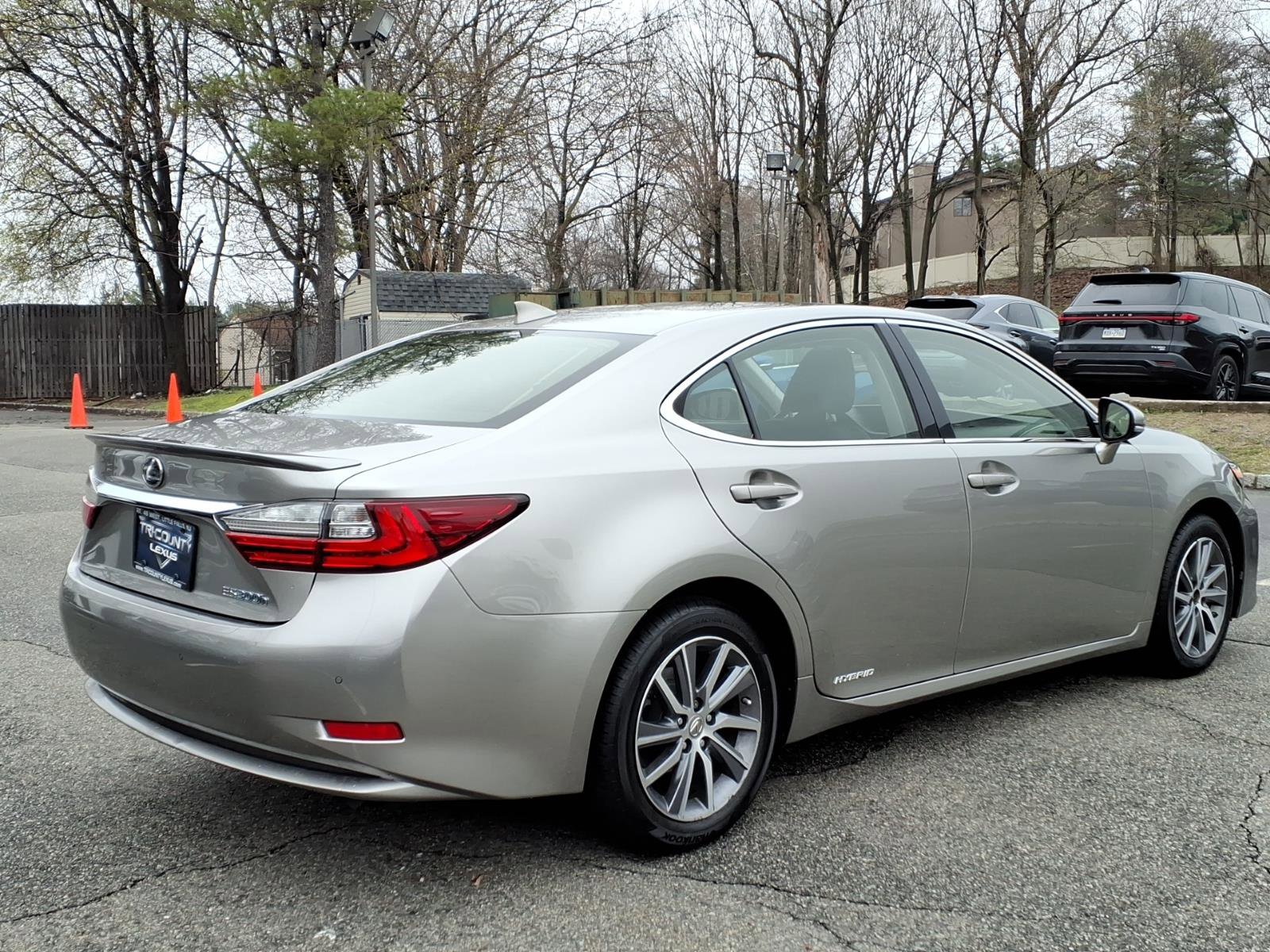 Used 2016 Lexus ES 300h w/ Luxury Package w/Wood Trim image 6
