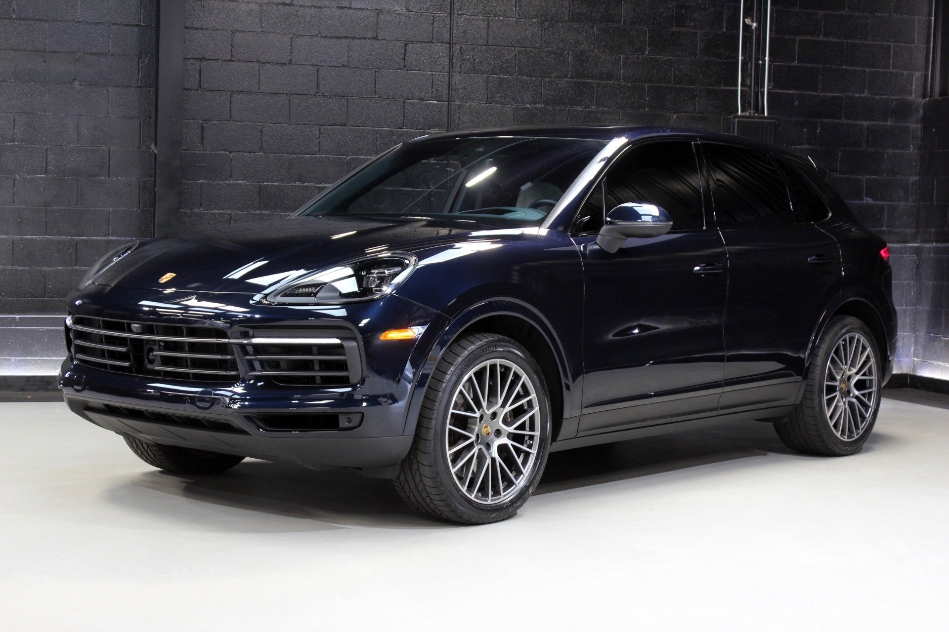Used 2023 Porsche Cayenne Platinum Edition image 4