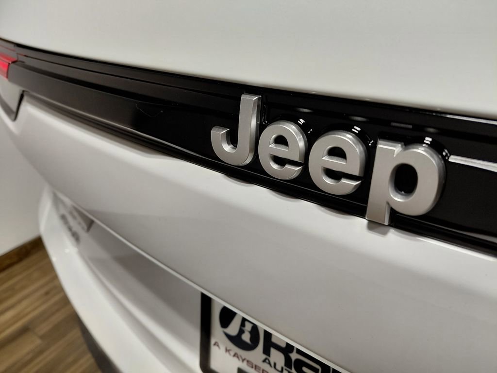 Certified 2025 Jeep Grand Cherokee Laredo X image 22