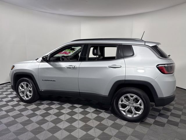 Used 2024 Jeep Compass Latitude image 4