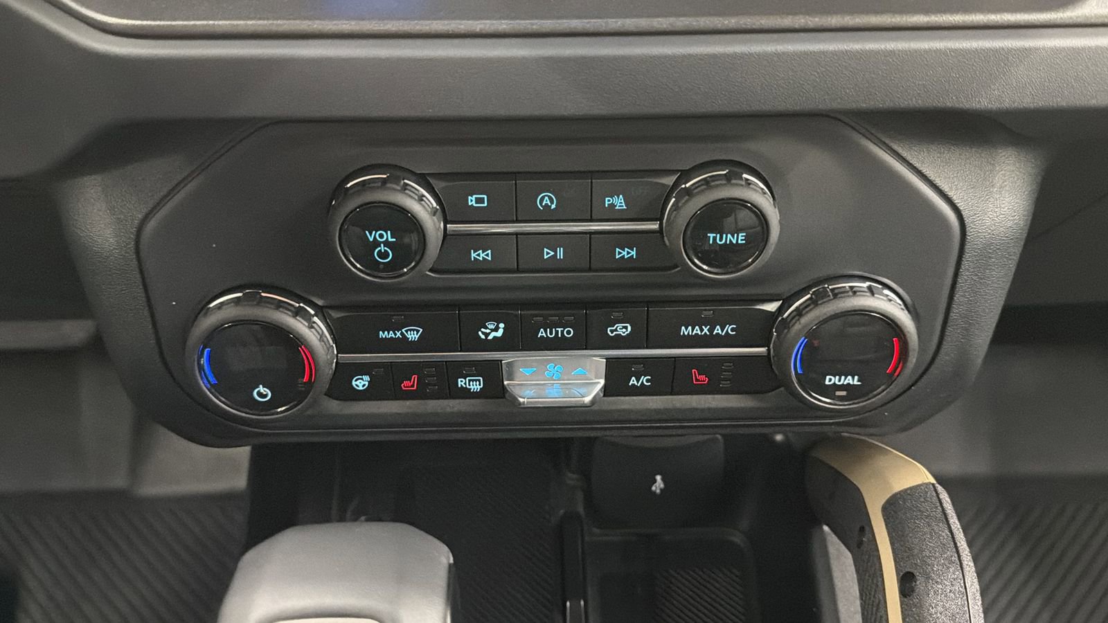 Used 2025 Ford Bronco Badlands w/ Sasquatch Package image 23