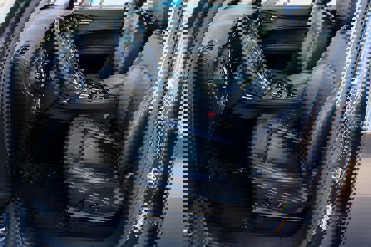 Used 2018 Alfa Romeo Stelvio AWD image 15