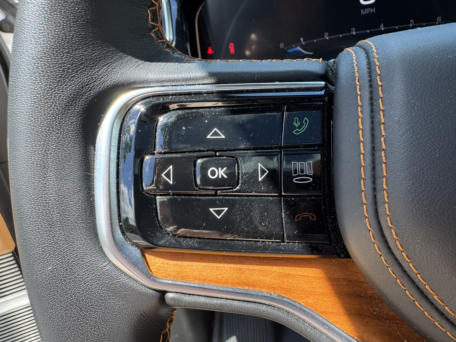 Used 2025 Jeep Grand Wagoneer L Series III w/ Rear Seat Video Group 1 AWD/4WD image 37
