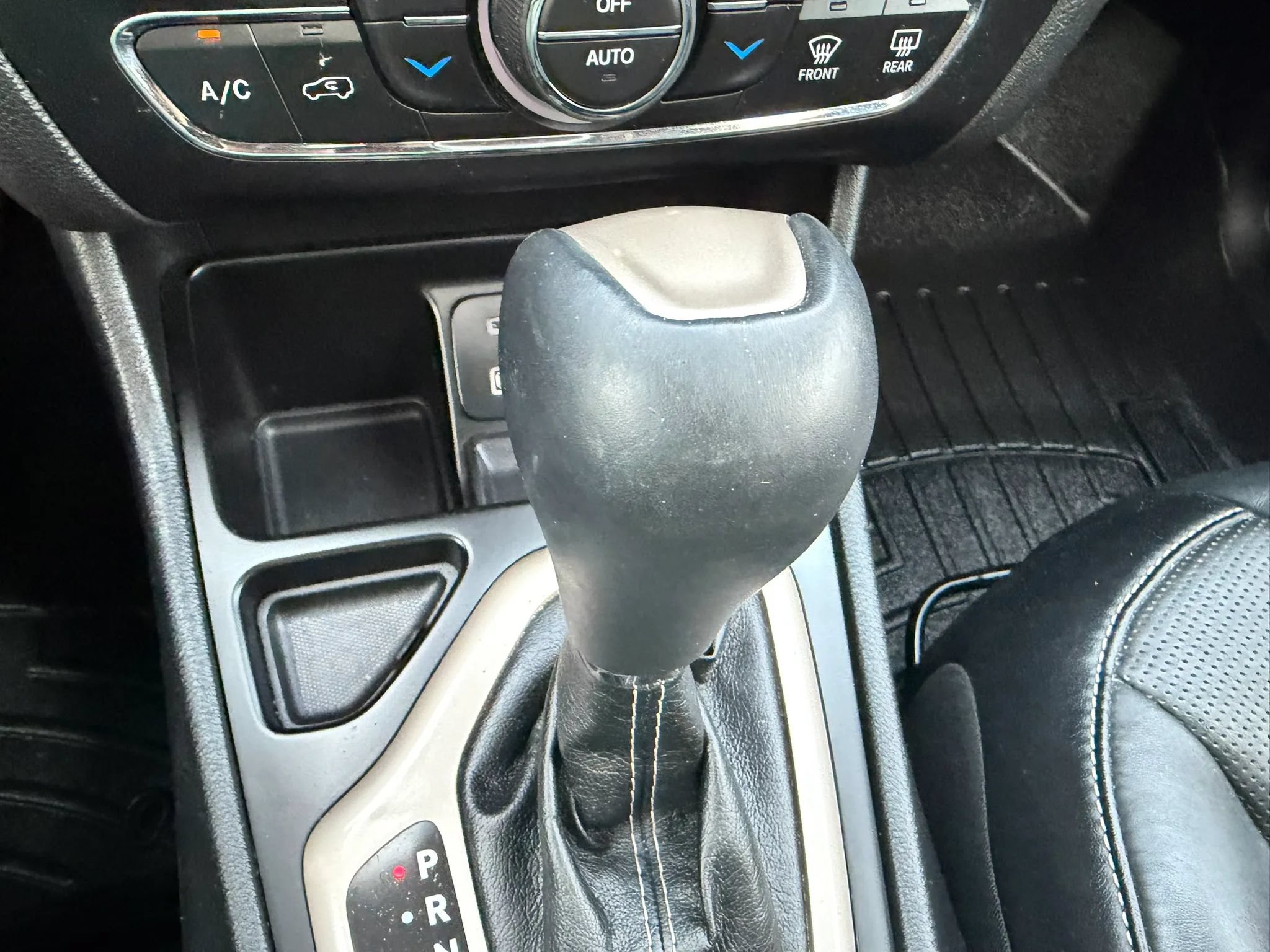 Used 2014 Jeep Cherokee Limited w/ Technology Group FWD image 25